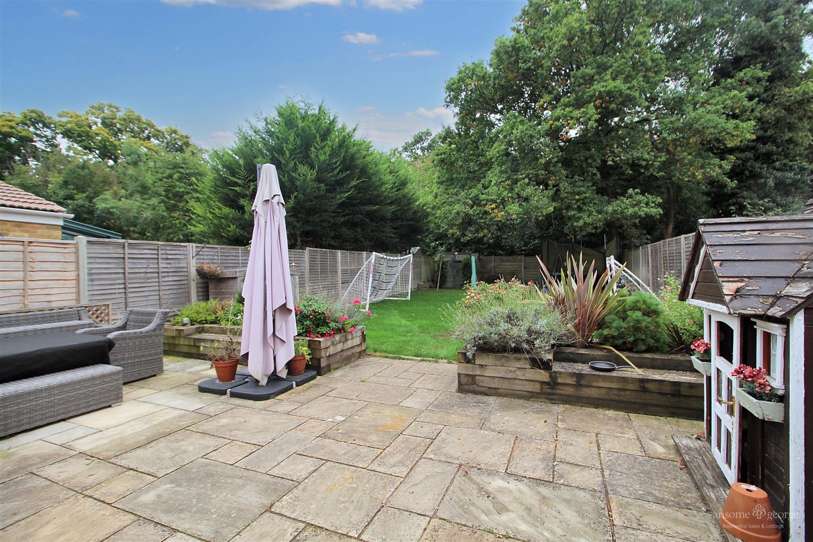 3 bed property in Langley Hill Close, Reading